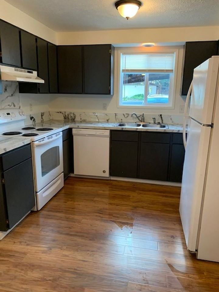1211 Summers Ln - Photo 3 of 33