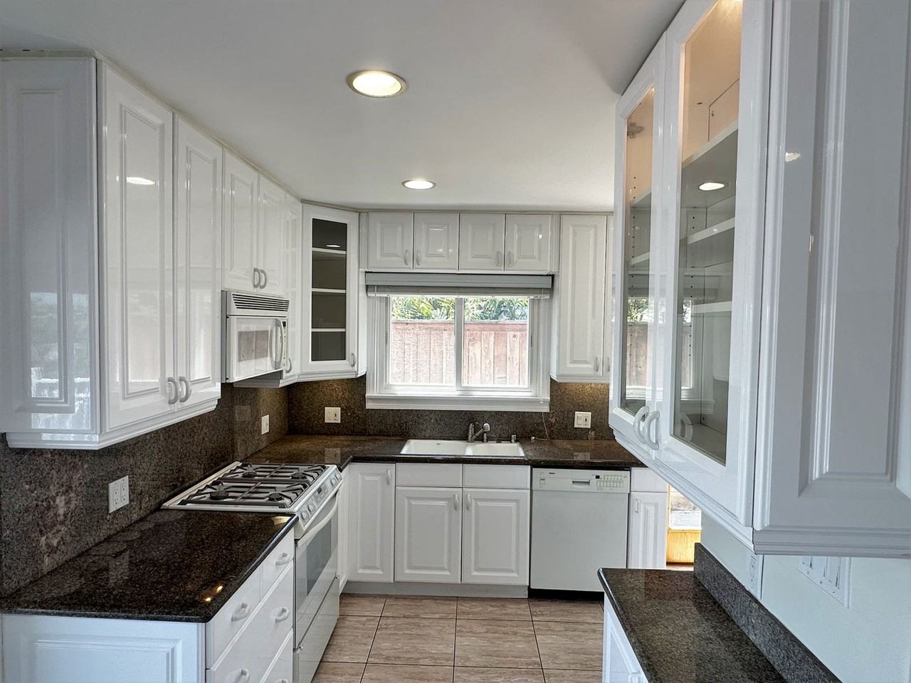 7410 Earldom Ave - Photo 3 of 12