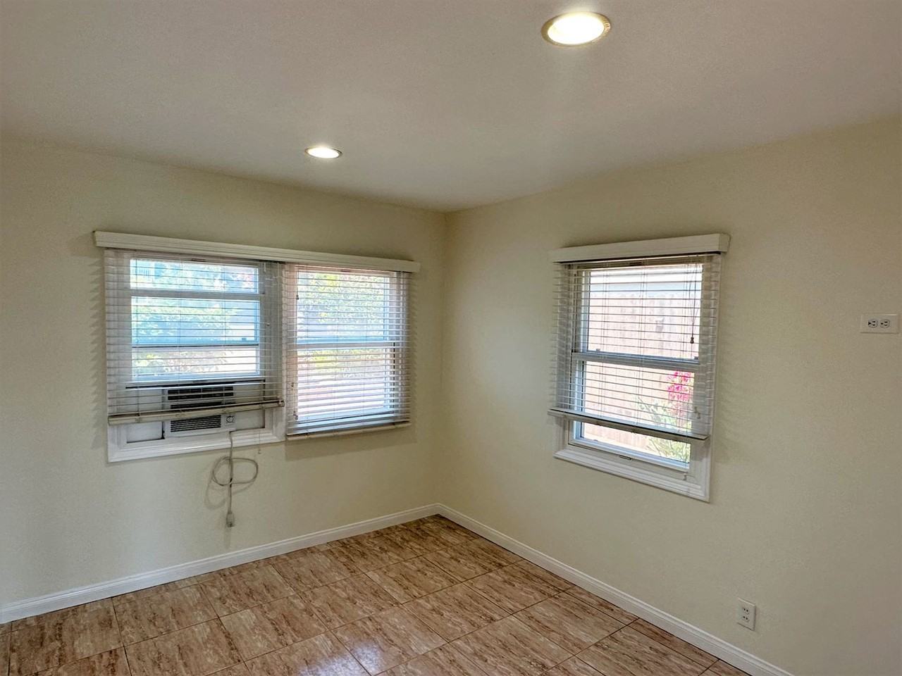 7410 Earldom Ave - Photo 5 of 12