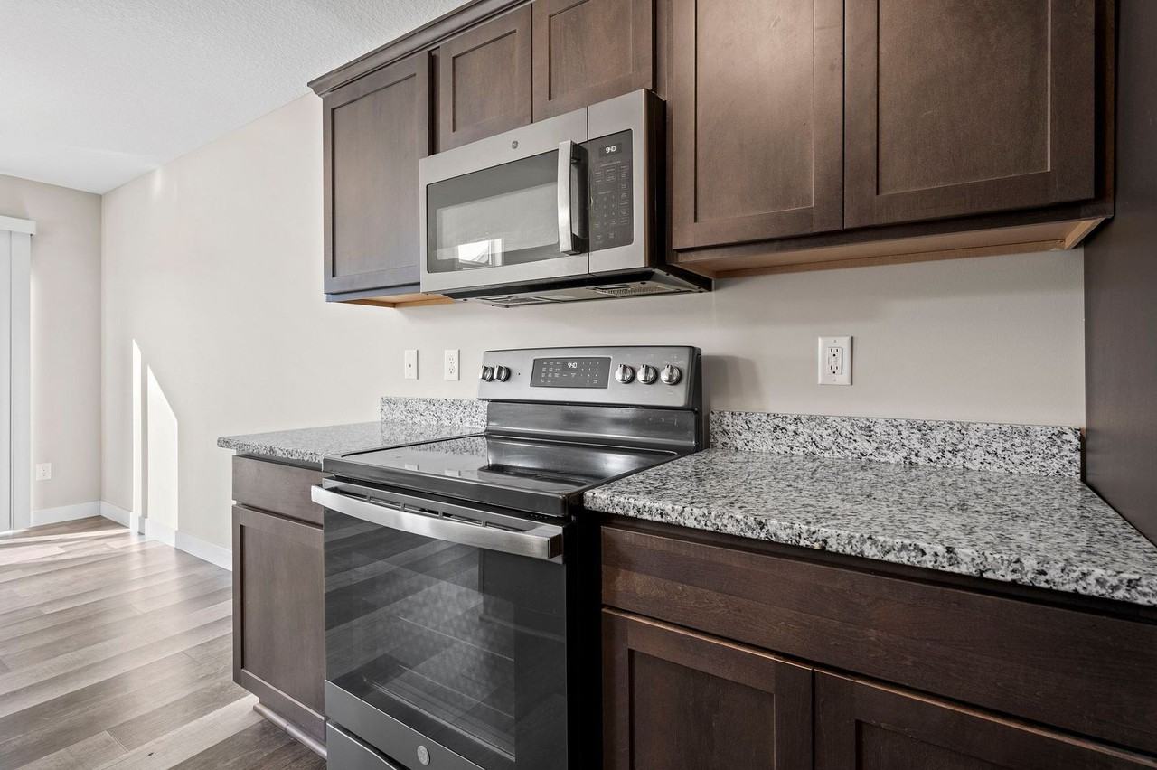 521 Meadow Ln - Photo 3 of 24