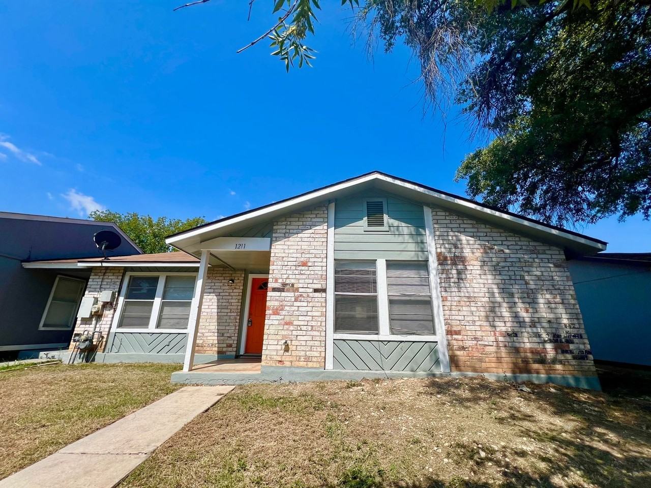1211 Churing Dr - Photo 2 of 24