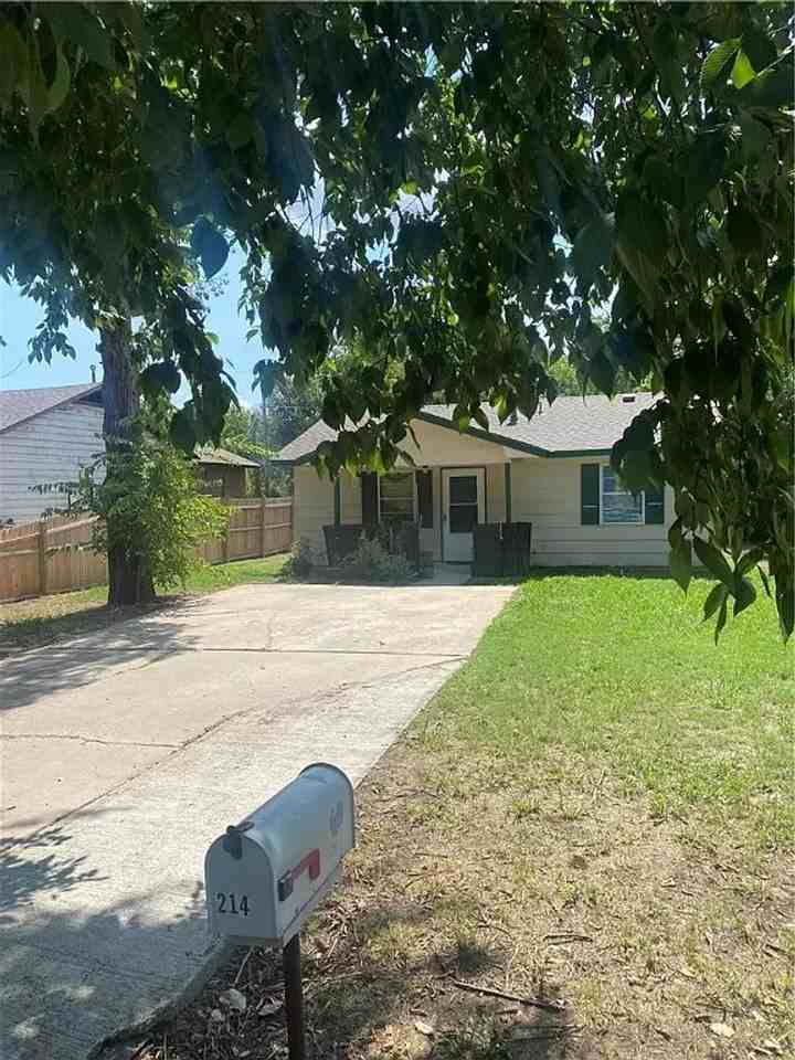 214 W Mosier St - Photo 3 of 5