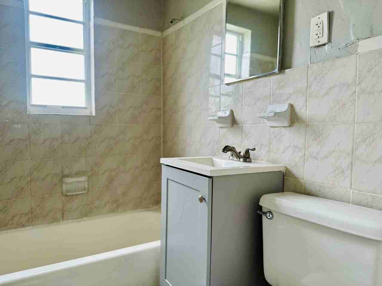 1801 Nw 54th St - Photo 2 of 3