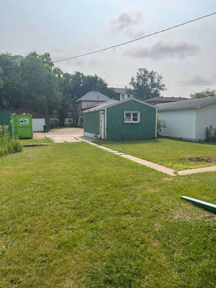 1117 College St N - Photo 2 of 6