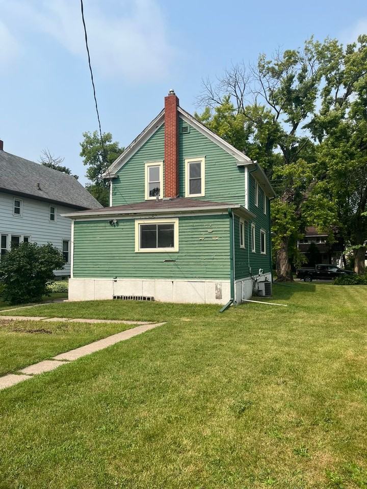 1117 College St N - Photo 3 of 6