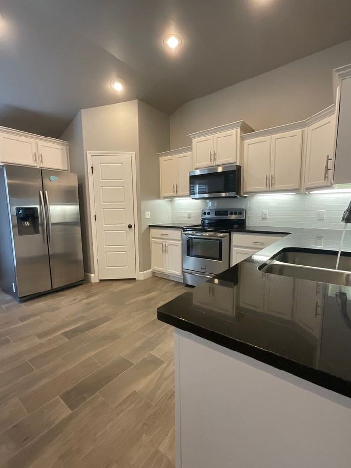 705 Elliott Dr - Photo 3 of 16