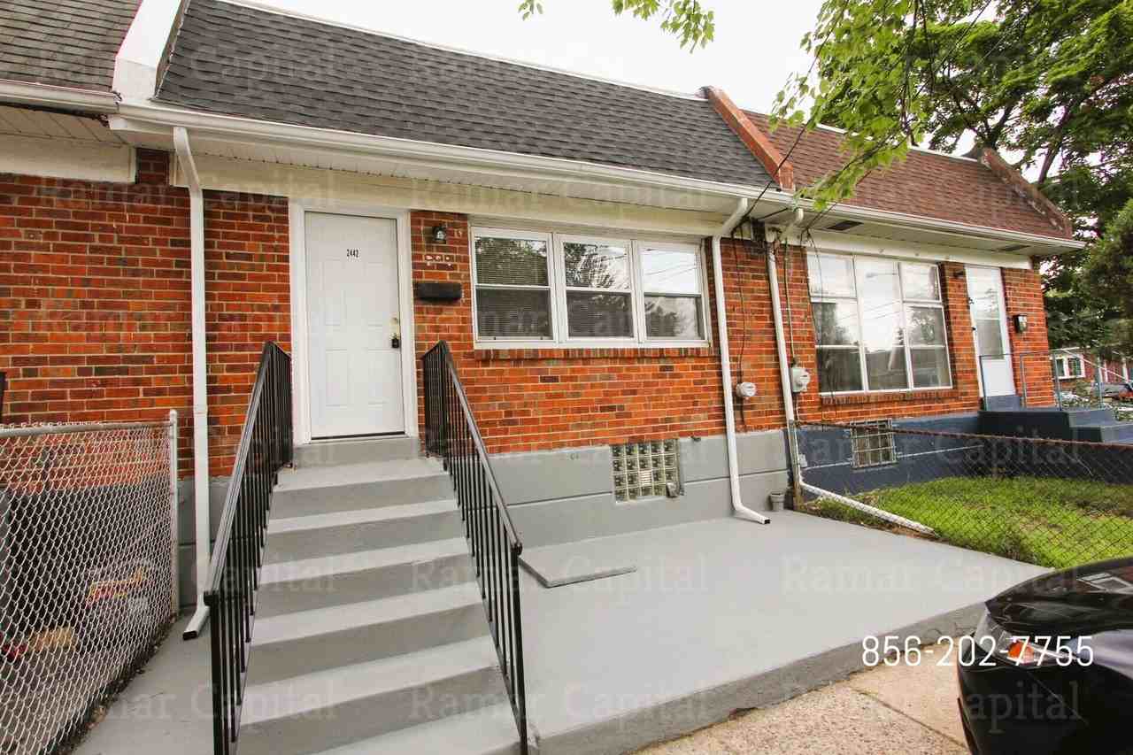 2442 Wainwright St - Photo 2 of 22