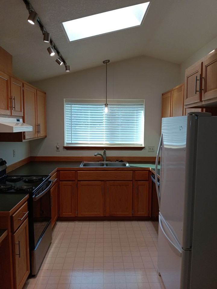 3092 Ne Tahoe Ct - Photo 7 of 33