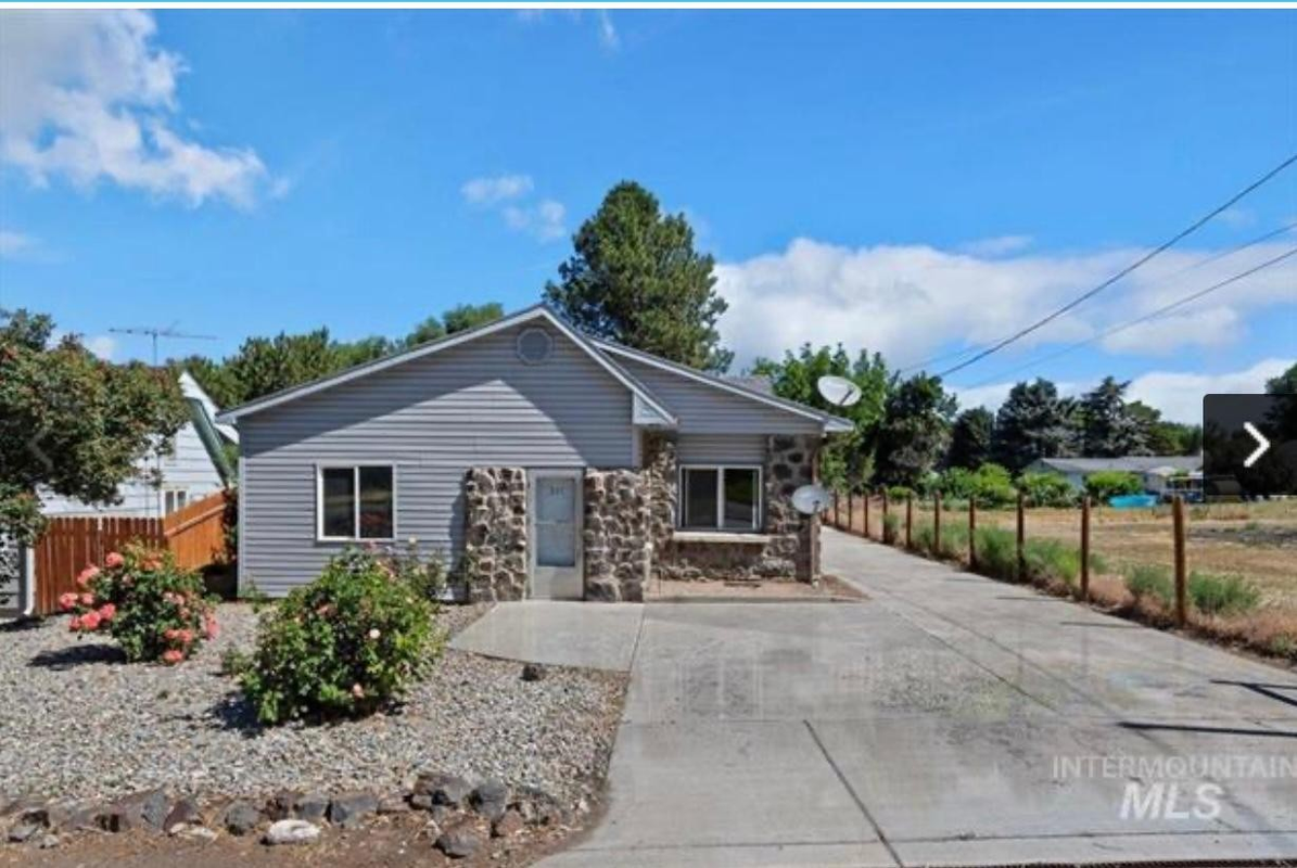 271 Hagerman Ave E - Photo 2 of 9