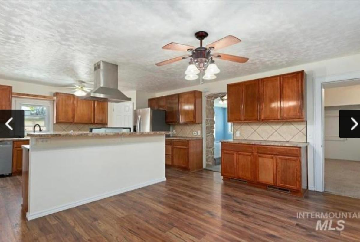 271 Hagerman Ave E - Photo 3 of 9