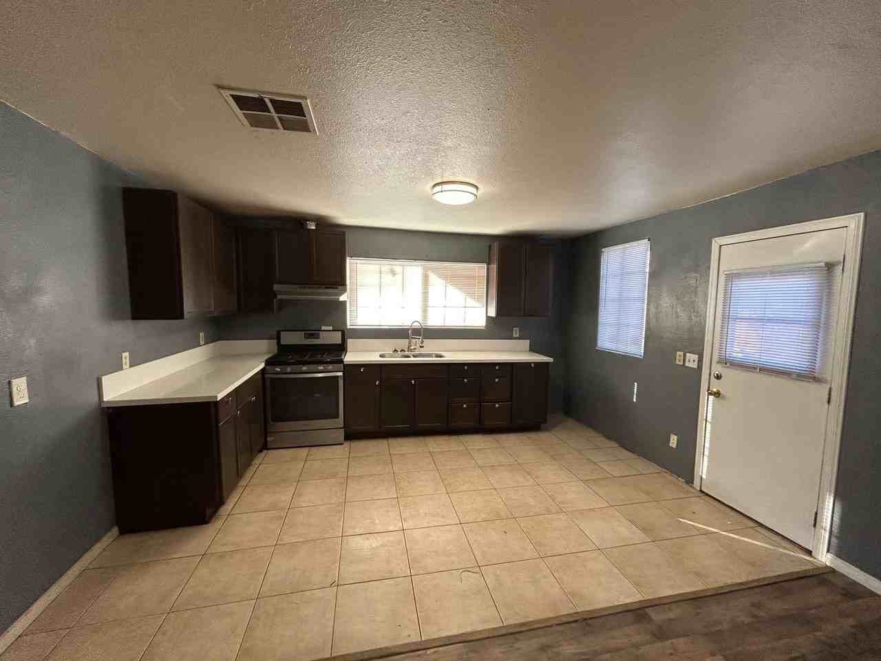 Oswell St 232 - Photo 3 of 10