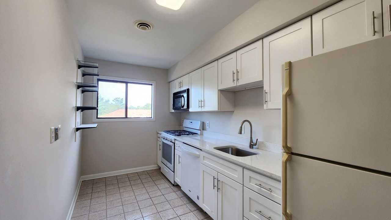 202 Skyhill Rd #7 - Photo 6 of 15