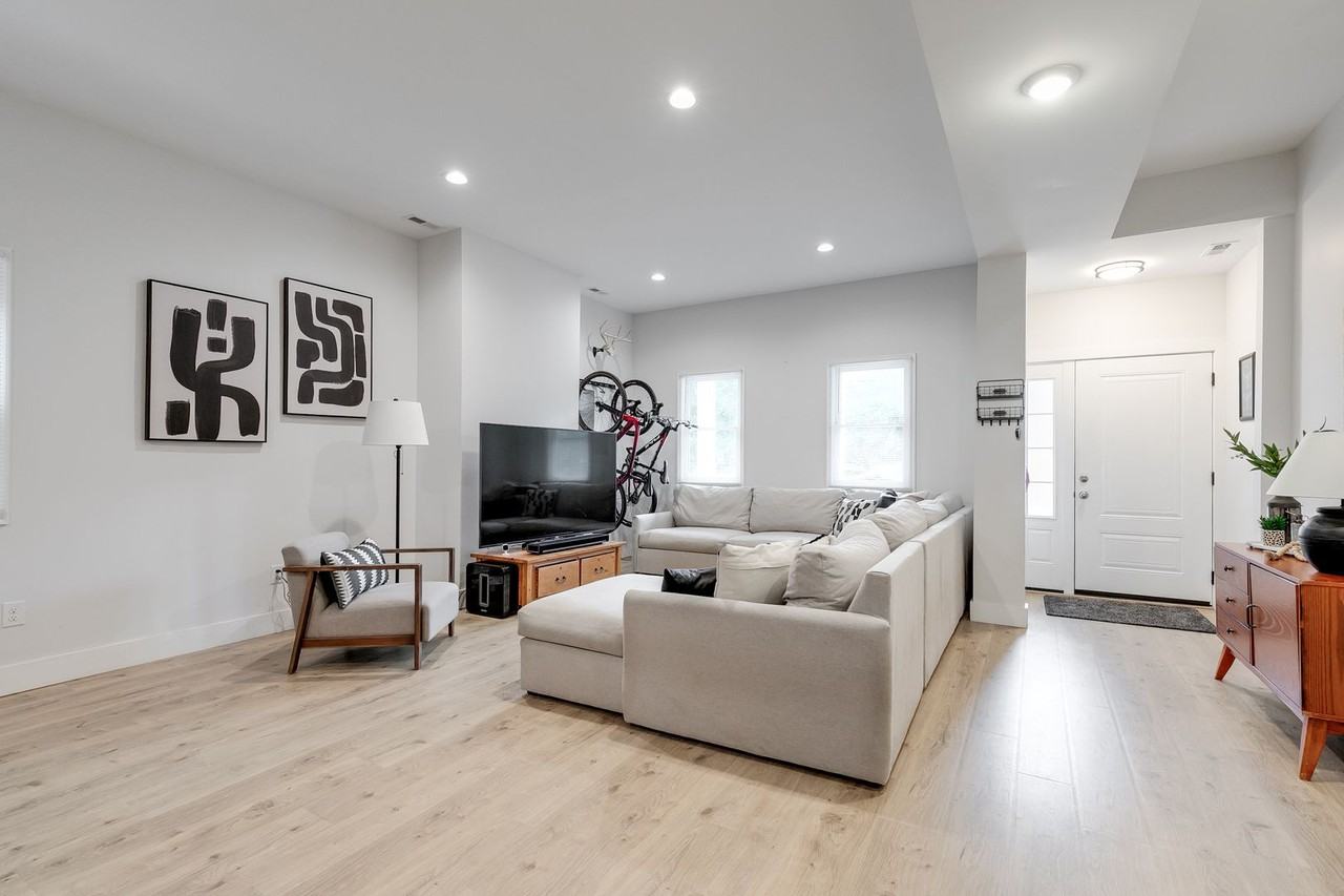 2210 Venable St - Photo 3 of 45