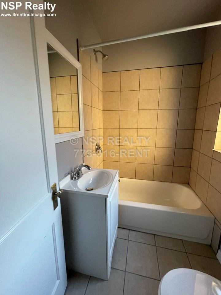 4029 W Melrose St #1W - Photo 3 of 4