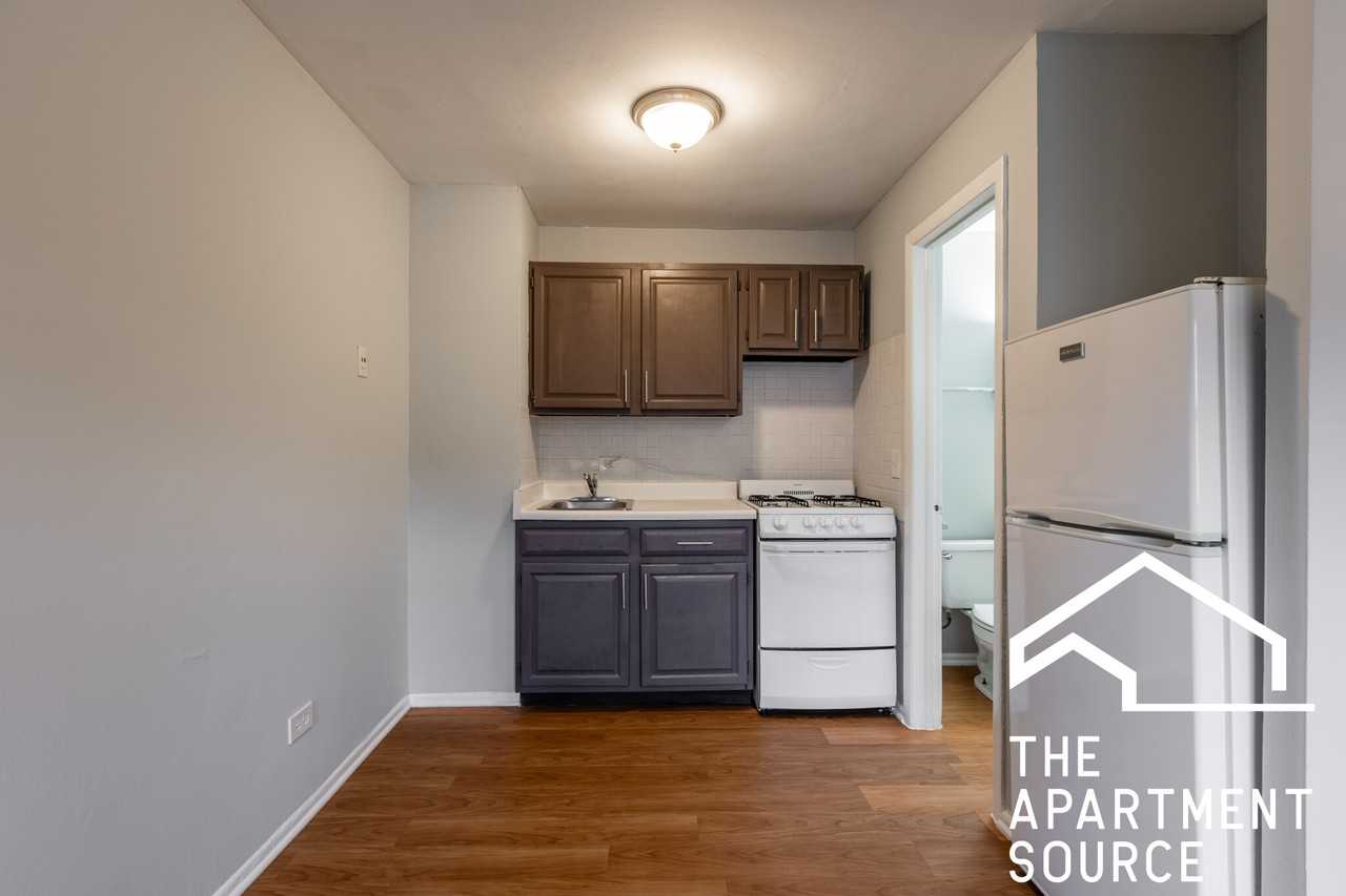 4537 N Dover St #1B - Photo 2 of 12