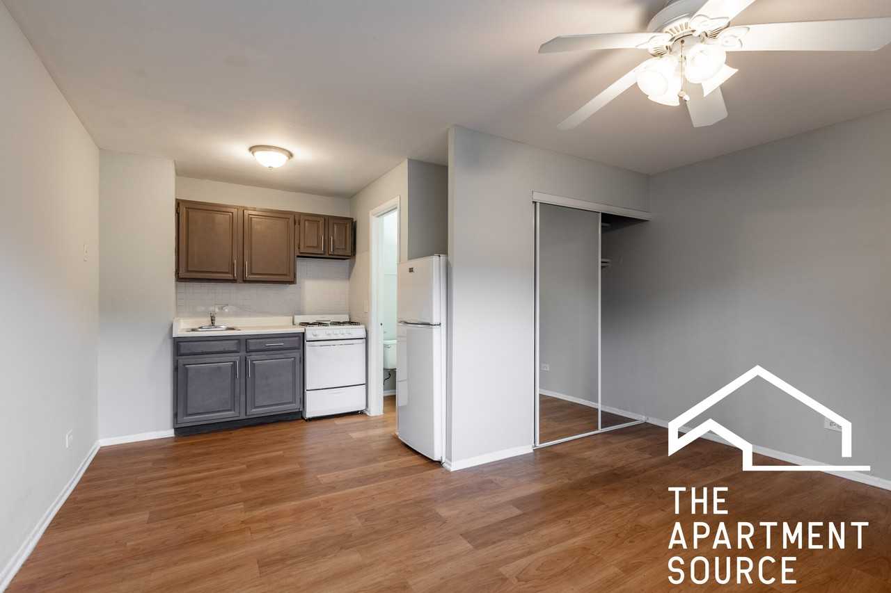 4537 N Dover St #1B - Photo 3 of 12