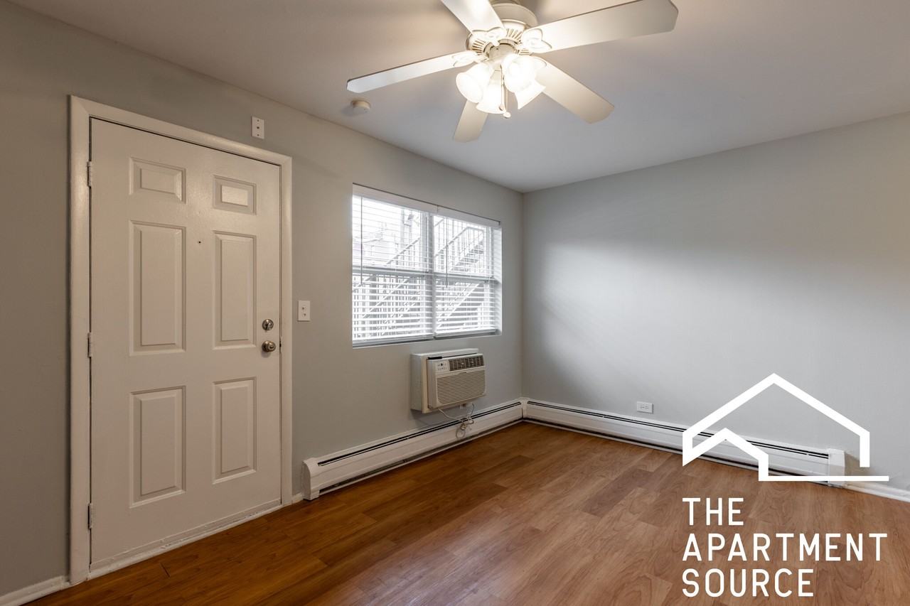 4537 N Dover St #1B - Photo 7 of 12