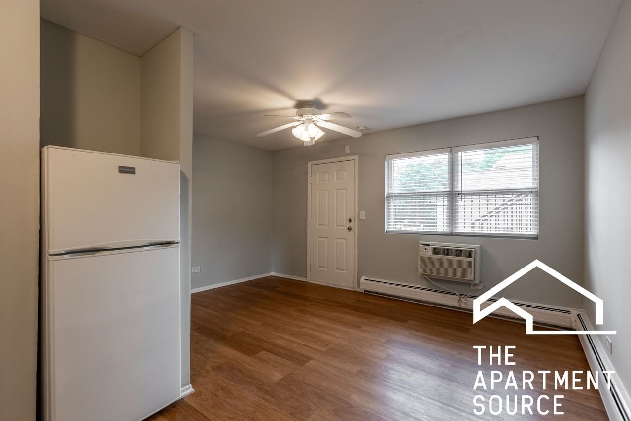 4537 N Dover St #1B - Photo 4 of 12