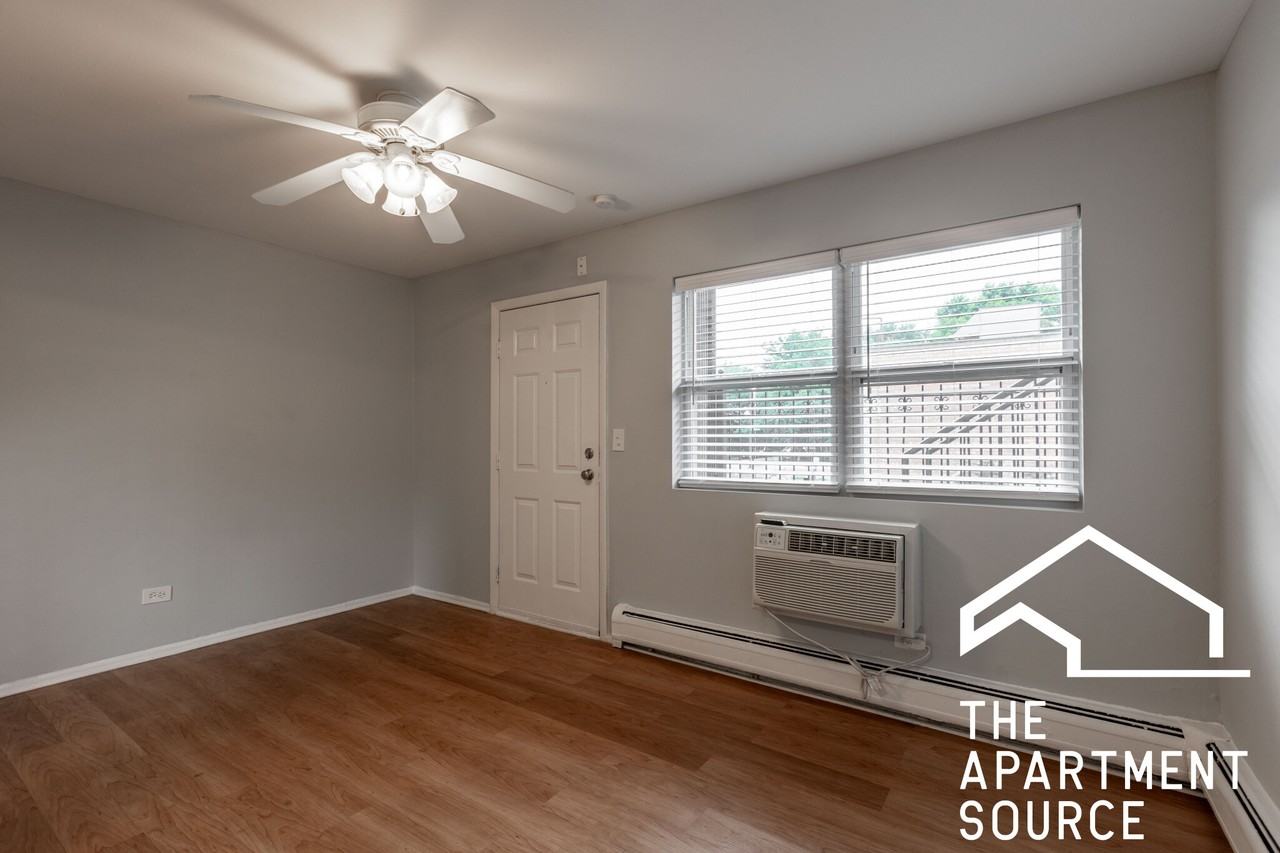 4537 N Dover St #1B - Photo 6 of 12