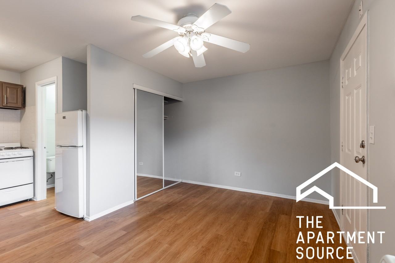 4537 N Dover St #1B - Photo 5 of 12