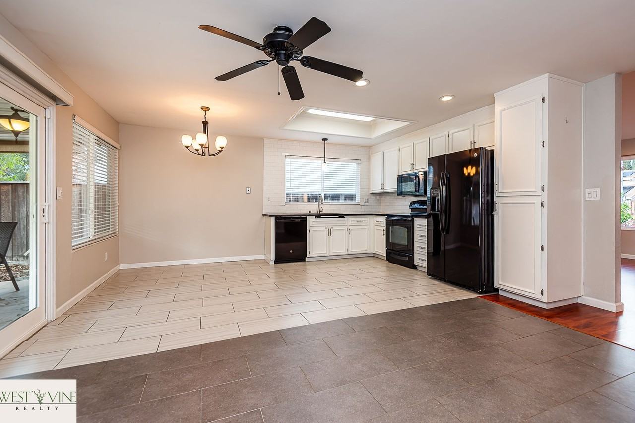 486 Fontanelle Ct - Photo 3 of 17