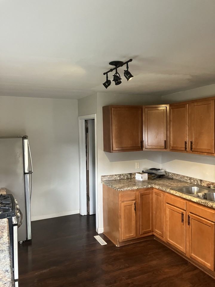 204 8th St - Photo 4 of 15