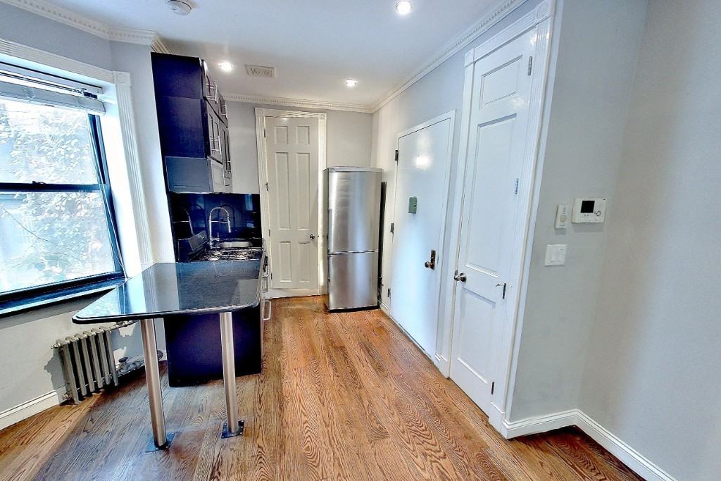 E 5th St #B4 - Photo 3 of 4