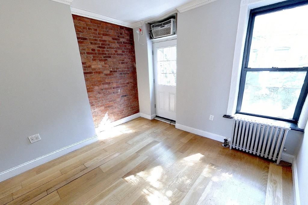 E 7th St #7 - Photo 3 of 6