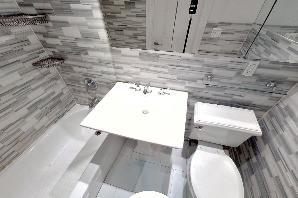 E 7th St #7 - Photo 5 of 6
