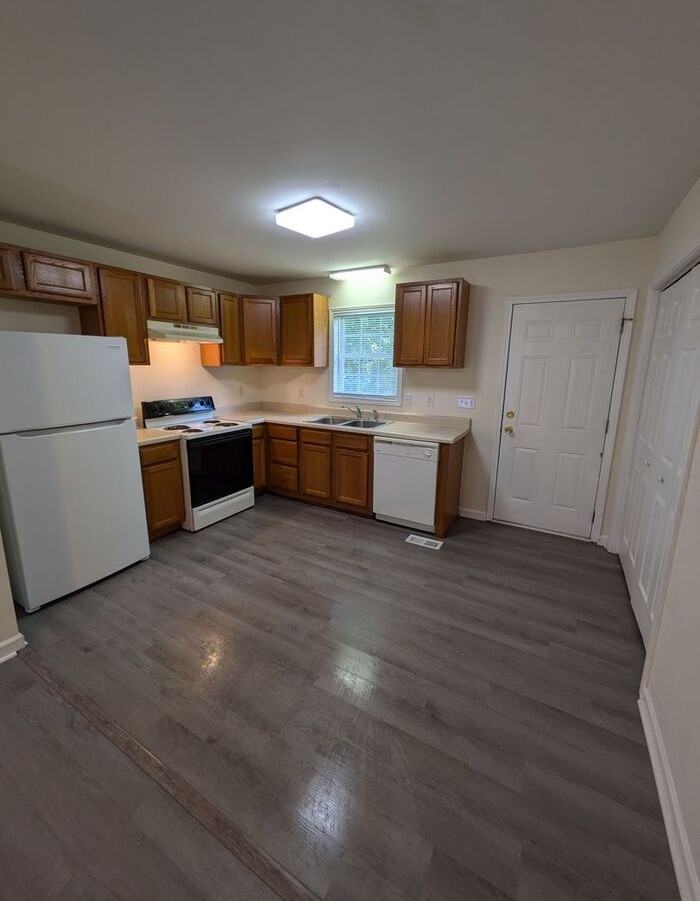 107 W 20th St - Photo 3 of 8