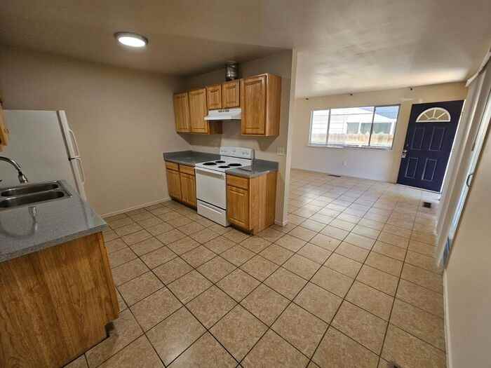 1055 N Maddux Dr - Photo 3 of 19