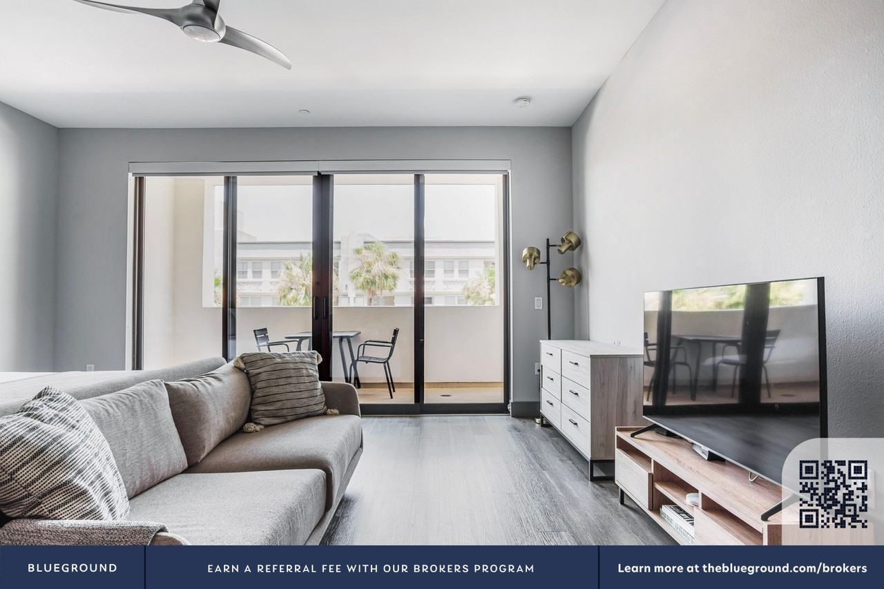 5100 Wilshire Boulevard - Photo 5 of 103