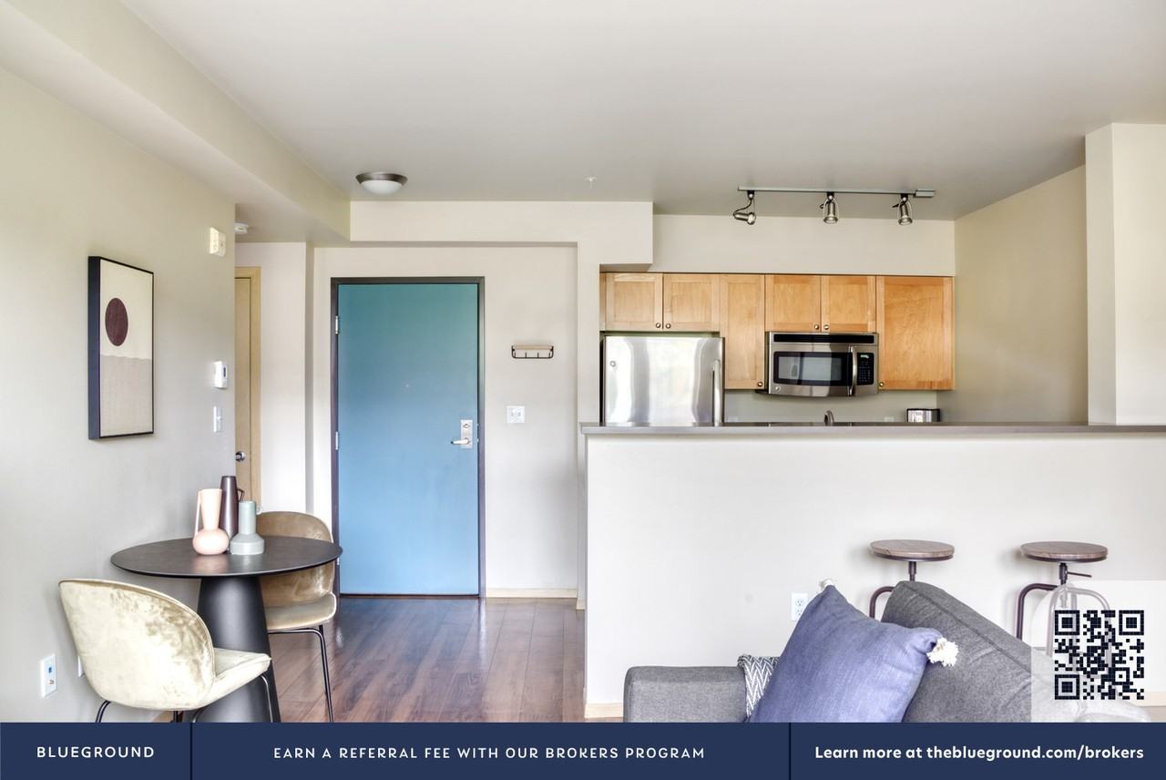 301 Minor Avenue North #389 - Photo 4 of 25