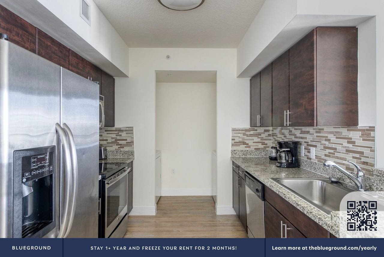 987 Southwest 37th Avenue - Photo 7 of 41