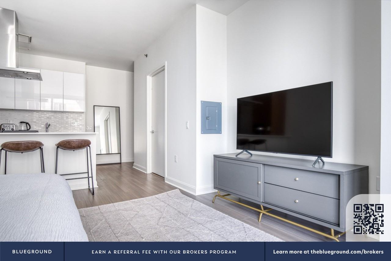 500 North Lake Shore Drive - Photo 5 of 35
