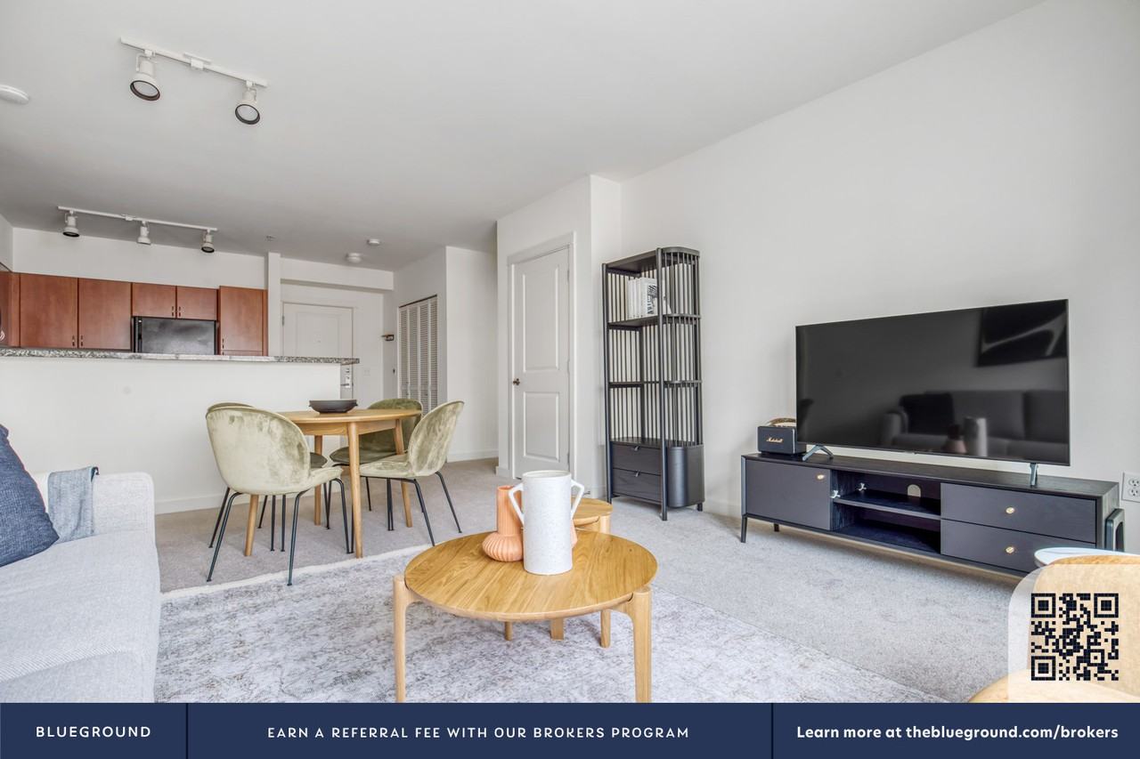 250 Bellevue Way Northeast - Photo 5 of 43