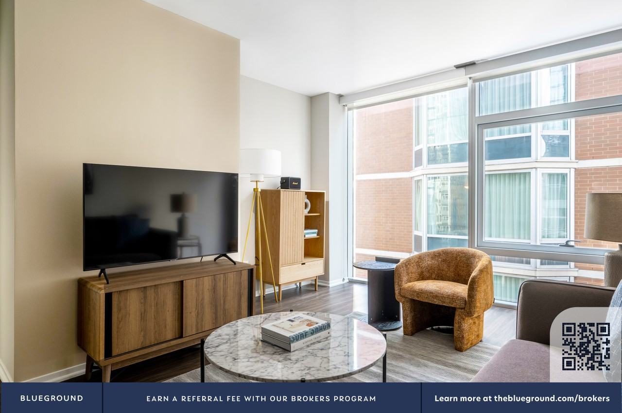 200 East Illinois Street - Photo 5 of 50
