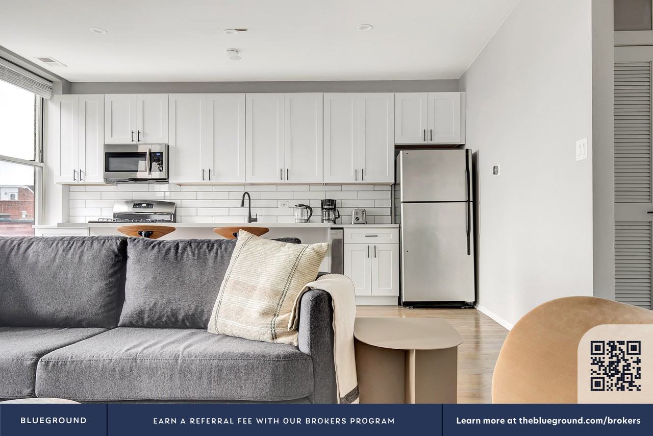 911 West School Street - Photo 5 of 40