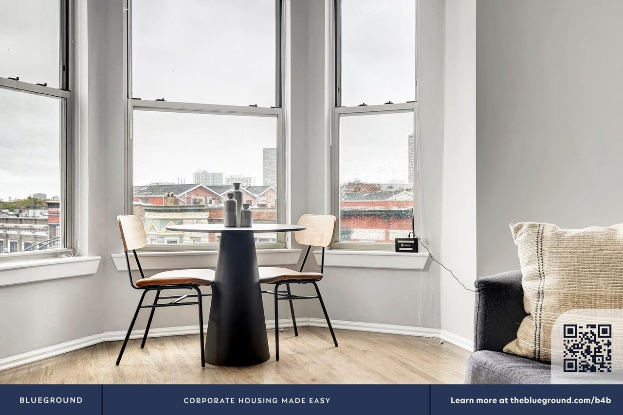 911 West School Street - Photo 6 of 40