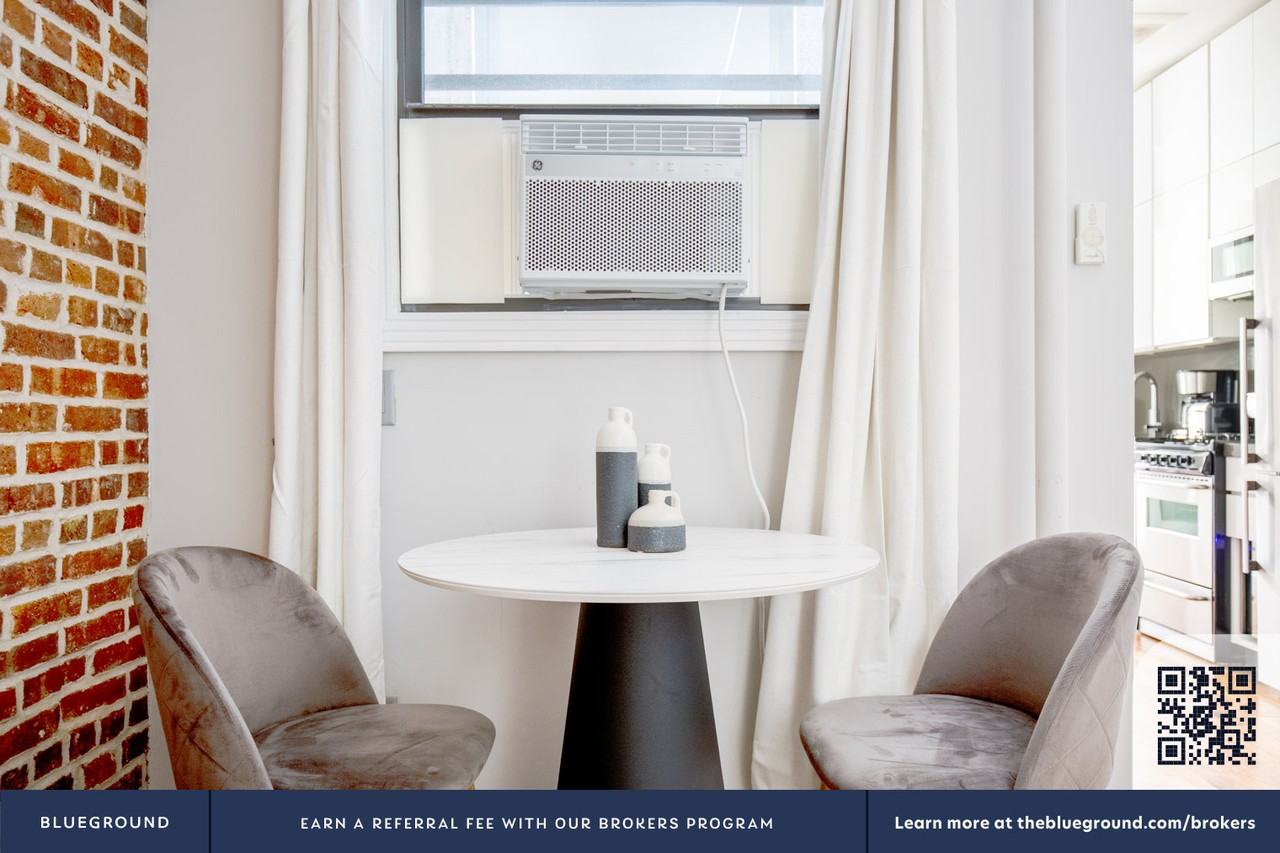 434 W 52nd St #909 - Photo 4 of 21