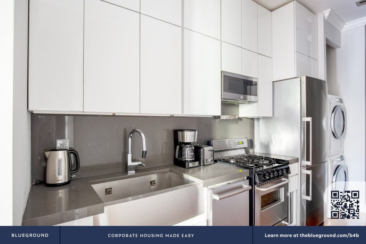 434 W 52nd St #909 - Photo 5 of 21