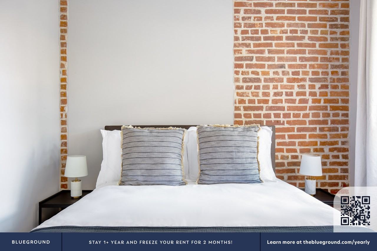 434 W 52nd St #909 - Photo 7 of 21