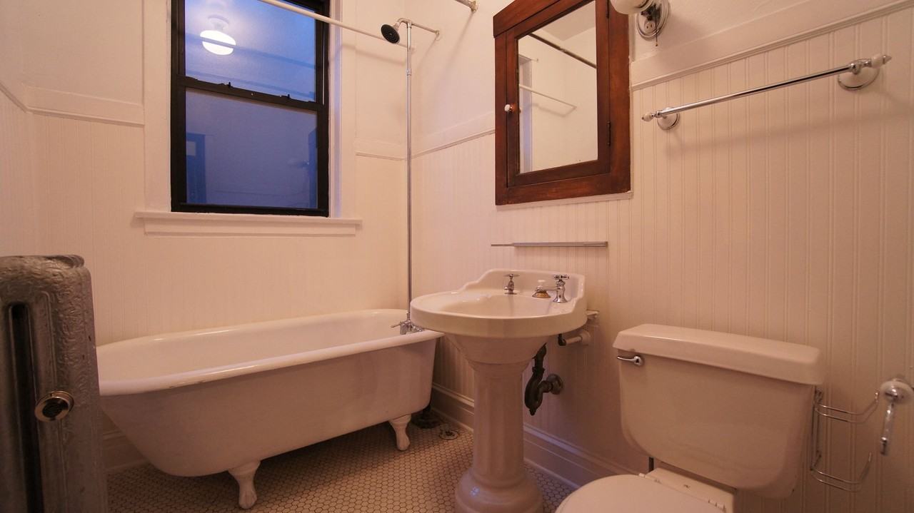 2418 Sawyer LLC - Photo 2 of 9