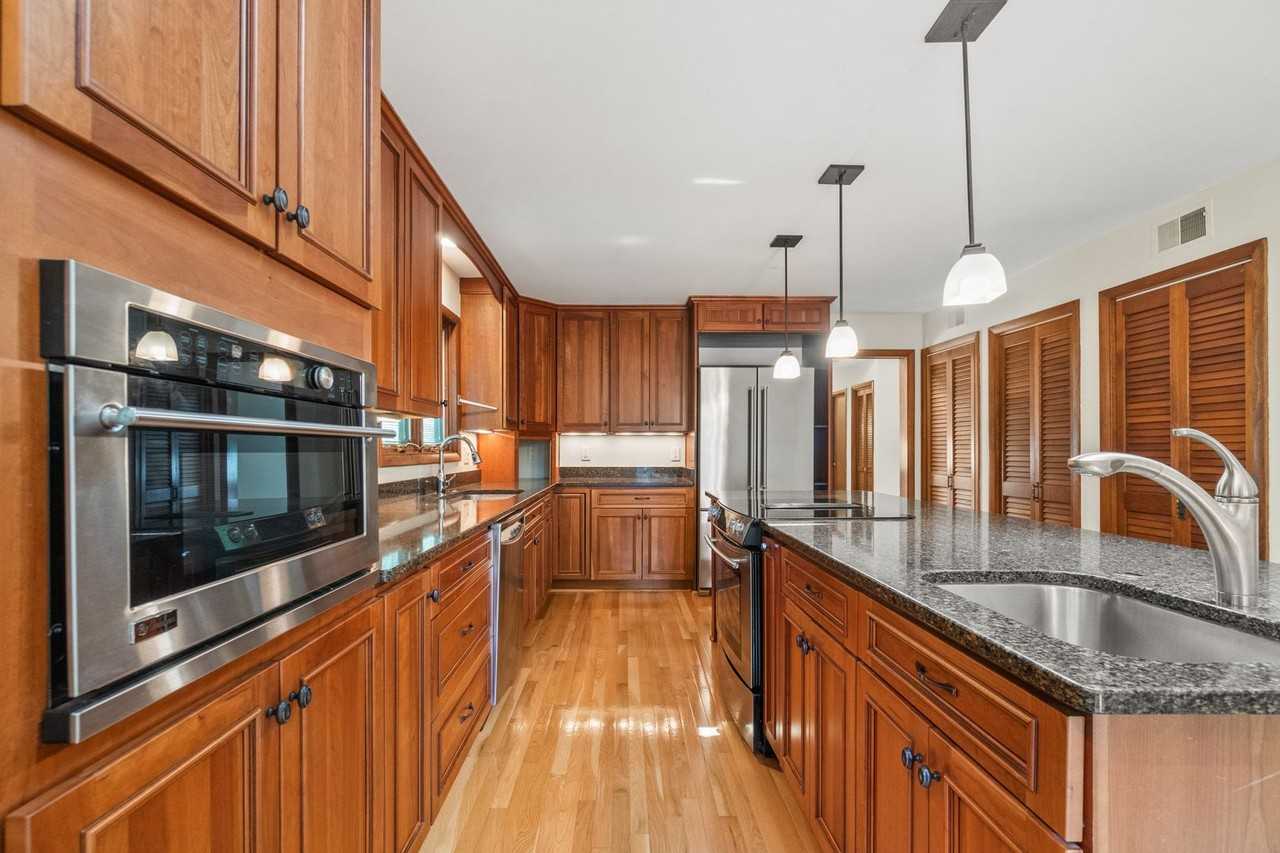 711 Hartford Rd - Photo 3 of 30