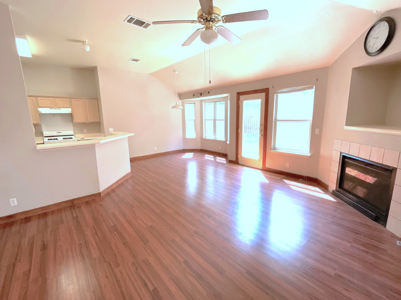 218 Sunshadow Dr - Photo 3 of 11