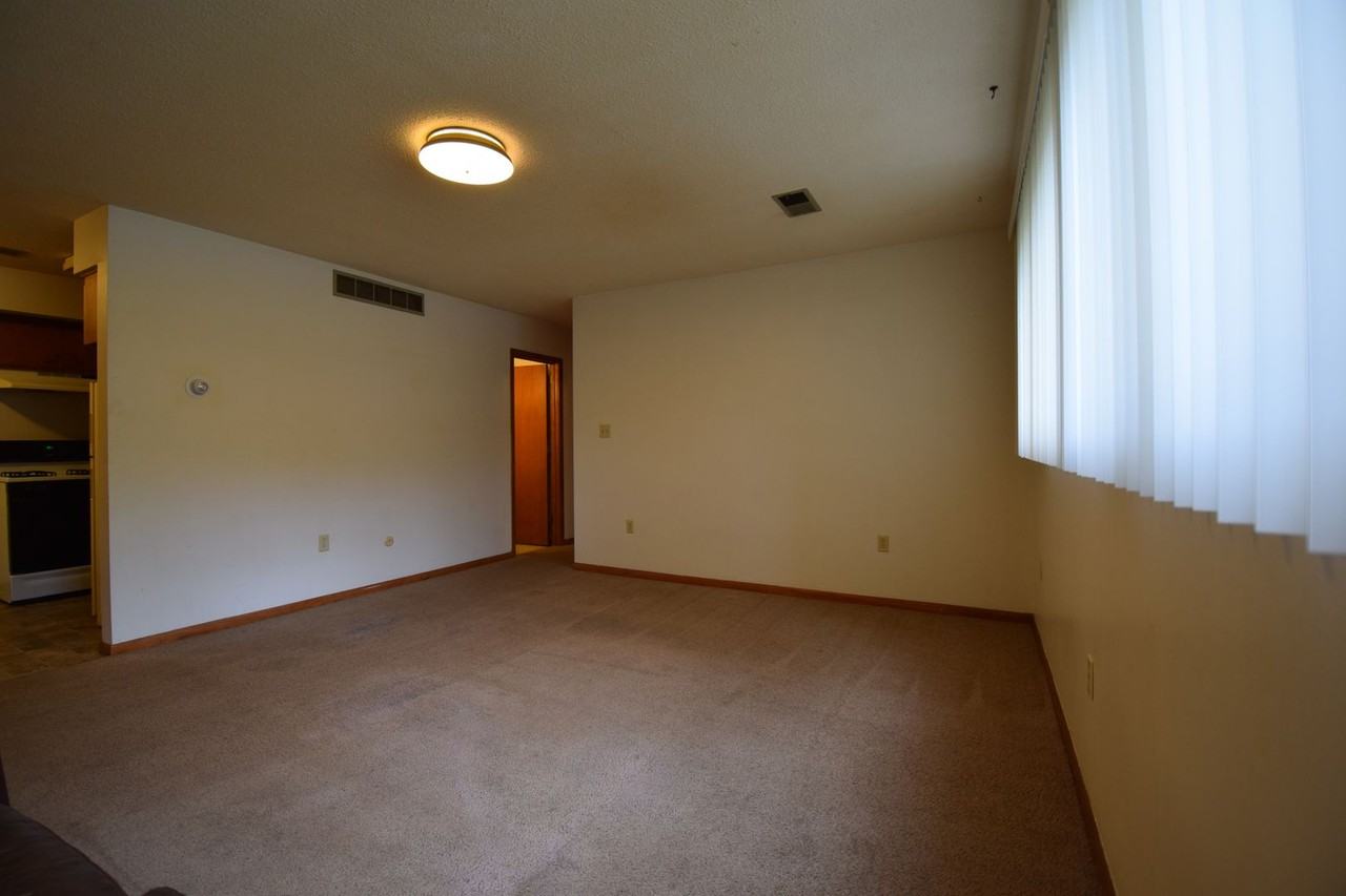 South Third Manor - Photo 3 of 6