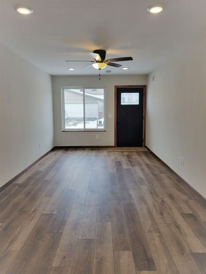 420 Sierra Pl - Photo 4 of 40