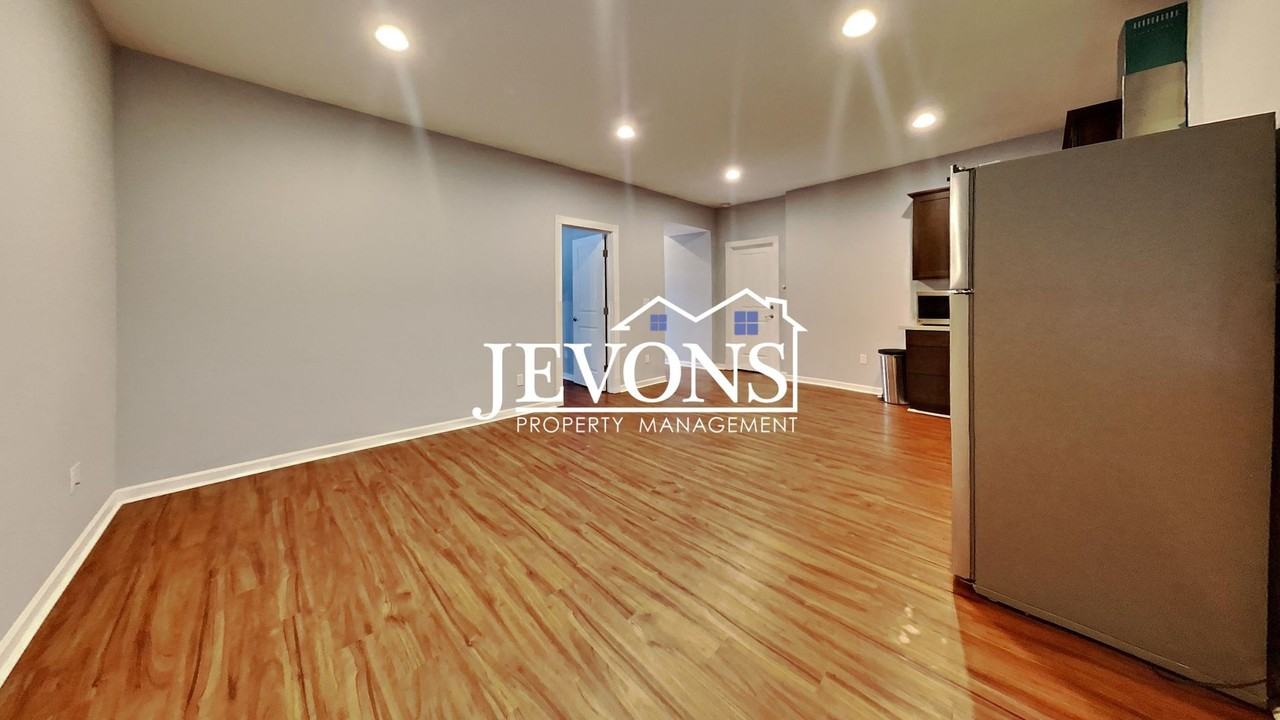 3023 Nw 69th St - Photo 4 of 25