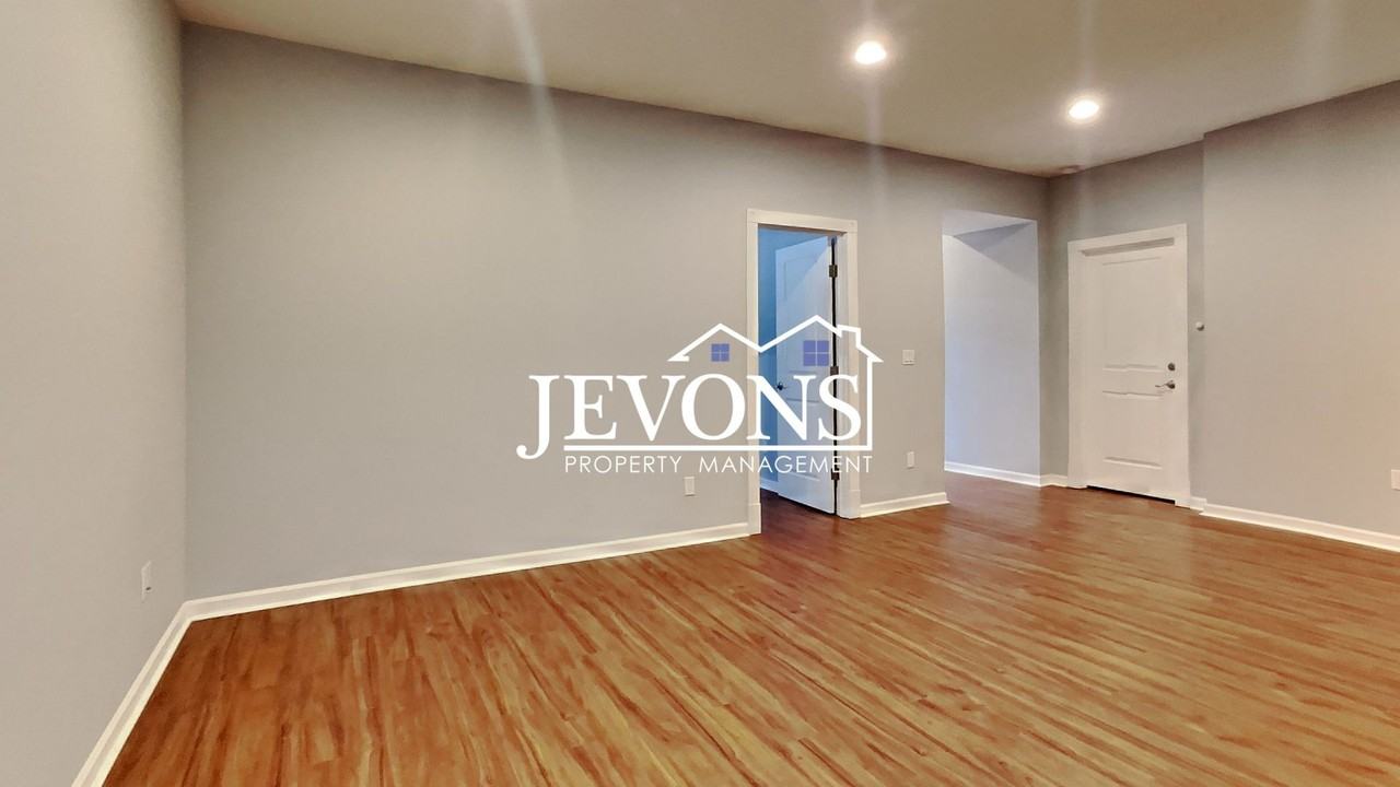 3023 Nw 69th St - Photo 5 of 25