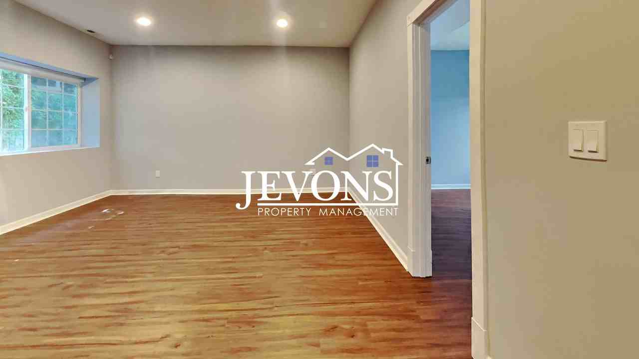 3023 Nw 69th St - Photo 6 of 25